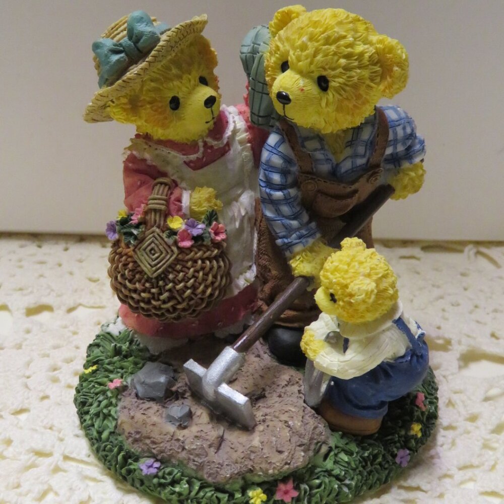 Avon Lovable Teddies Sarah & Theodore  'Planting a Garden' Resin (DK680)